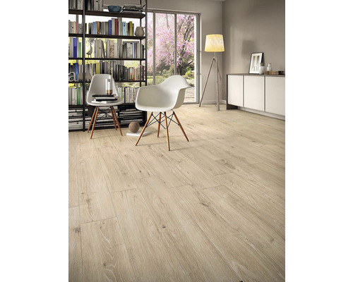 Svetlá obývacia izba s drevenou podlahou, regálom a dvoma stoličkami