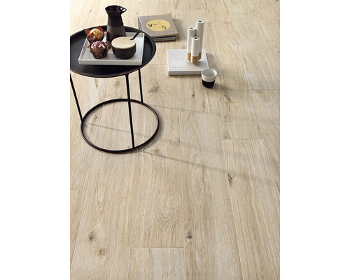 Svetlá podlaha s dreveným vzhľadom a dekoráciou