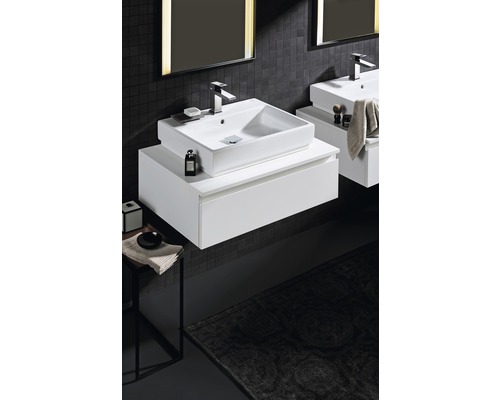 Kúpeľňa s moderným umývadlom, skrinkou a zrkadlom