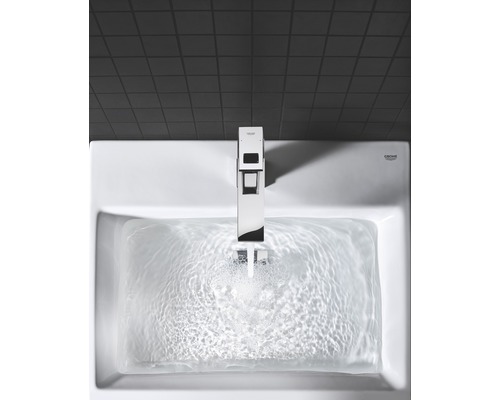 Umývadlo s tečúcou vodovodnou batériou značky Grohe