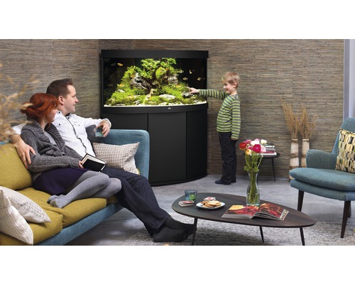 Rodina sa pozerá na akvárium v obývacej izbe