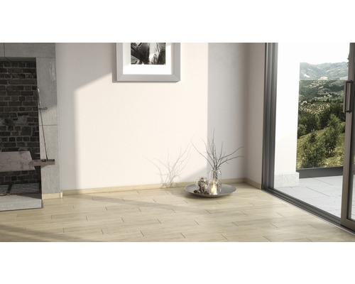 Svetlá izba s krbom, obrazom na stene a výhľadom do zelene