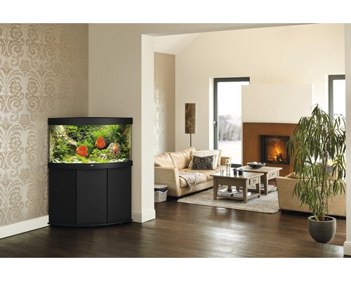 Zariadené rohové akvárium so skrinkou v obývacej izbe