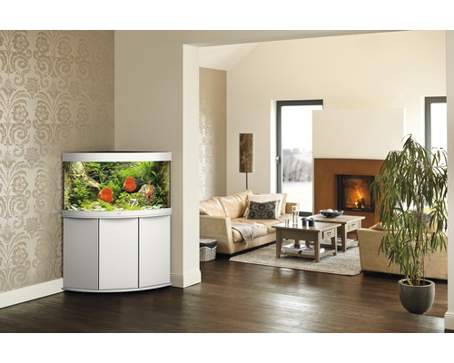 Obývacia izba s rohovým akváriom, pohovkou a krbom