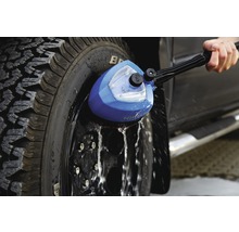 Kefa na umývanie kolies Nilfisk v prevádzke na pneumatike automobilu