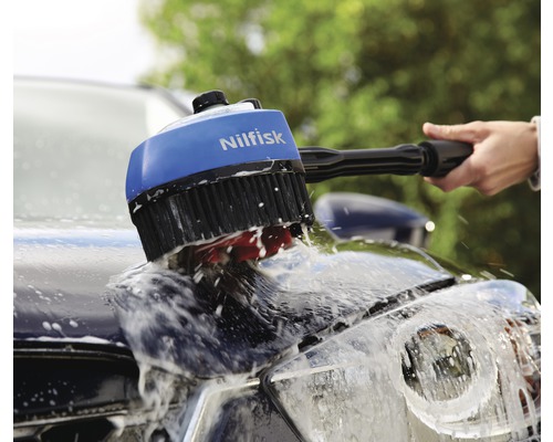 Na čistenie auta sa používa kefa na umývanie áut Nilfisk.