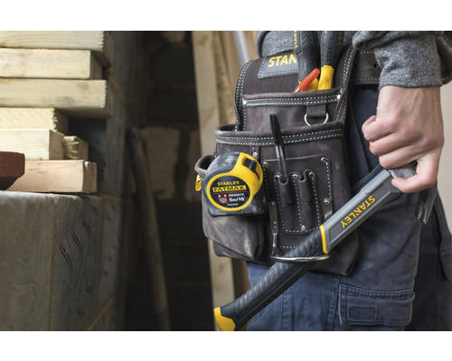 Remeselník s brašňou na náradie a kladivom Stanley