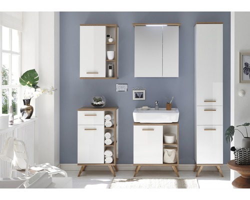 Kúpeľňa s umývadlom, zrkadlovou skrinkou a vysokou skrinkou vo svetlom drevenom dekore a bielej farbe