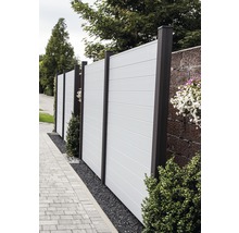 Záhradný plot s vodorovnými panelmi a tmavými stĺpikmi vedľa chodníka