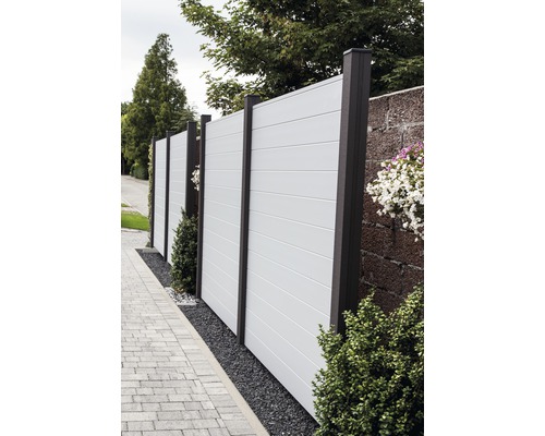 Záhradný plot s vodorovnými panelmi a tmavými stĺpikmi vedľa chodníka