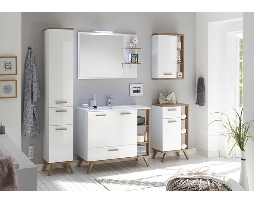 Kúpeľňa s umývadlom, zrkadlovou skriňou, vysokou skriňou a spodnou skriňou s drevenými nohami