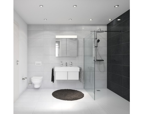 Svetlá kúpeľňa so sprchou, umývadlom, zrkadlovou skrinkou a toaletou