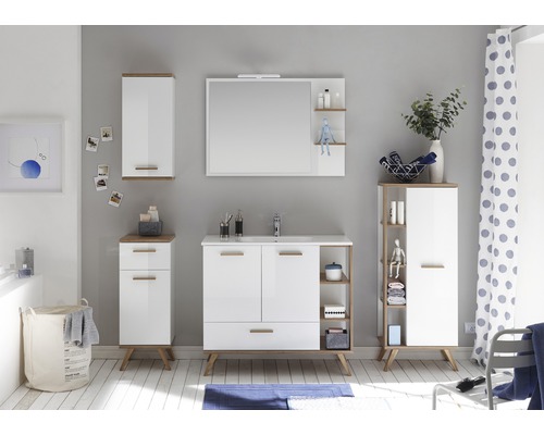 Kúpeľňa s umývadlovou skrinkou, zrkadlovou skrinkou, vysokou skrinkou a komodou v bielej farbe a vzhľade dreva