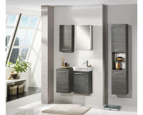 Moderná kúpeľňa so sivými umývadlami, zrkadlovou skrinkou a vysokou skrinkou pre štýlové zariadenie