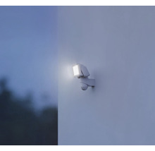 Vonkajší reflektor s detektorom pohybu na stene
