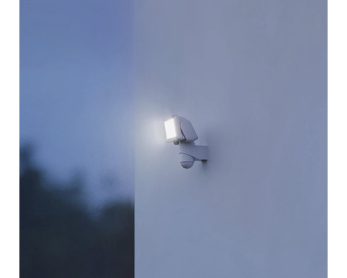 Vonkajší reflektor s detektorom pohybu na stene