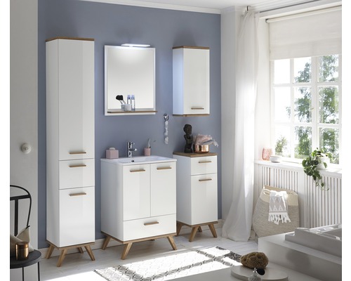 Moderná kúpeľňa s bielym nábytkom, skrinkou pod umývadlo, zrkadlovou skrinkou a vysokou skrinkou pre ďalší úložný priestor.