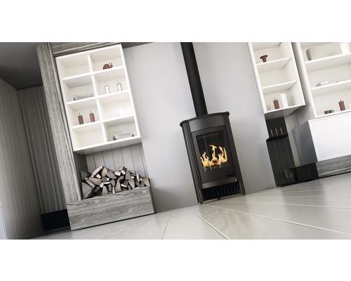 Obývacia izba s kachľami, regálom na drevo a nástennými policami