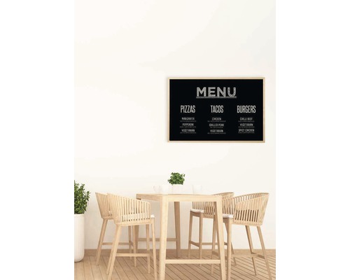 Čierna tabuľa s ponukou jedál, ako je pizza, tacos a hamburgery