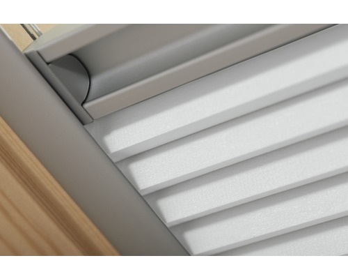 Detailný záber rolety strešného okna s lamelami