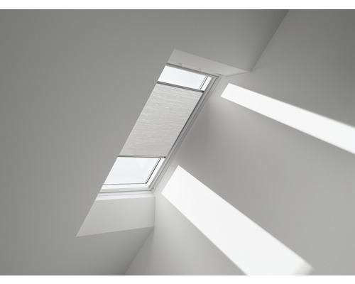 Strešné okno s plisovanou roletou vo svetlej miestnosti