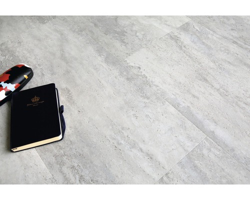 Sivé podlahové dlaždice s poznámkovým blokom a puzdrom na okuliare