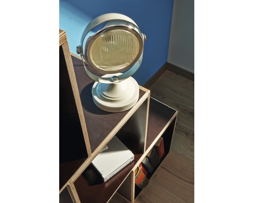 Dekoratívna lampa v retro dizajne na polici