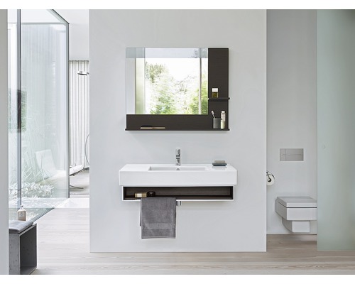 Moderná kúpeľňa s umývadlom, zrkadlom a toaletou