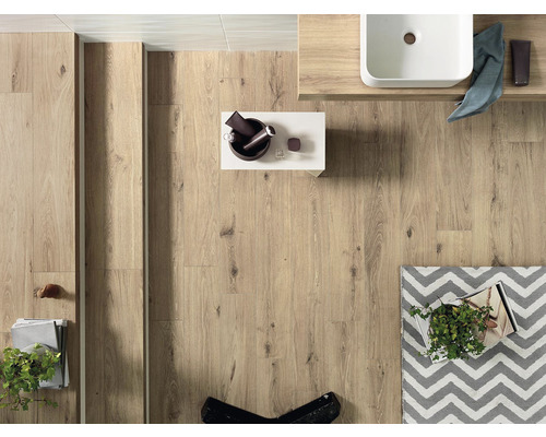 Kúpeľňa so svetlou drevenou podlahou, umývadlom a dekoráciami