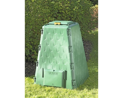 Kompostér na záhrade na kompostovanie záhradného odpadu