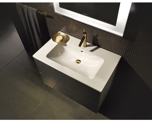 Moderná kúpeľňa s umývadlom, vodovodnou batériou a zrkadlom