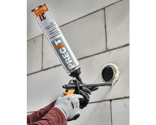 Montážna pena striekaná pištoľou do otvoru.