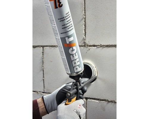 Aplikácia pištoľovej montážnej peny na utesnenie rúrky