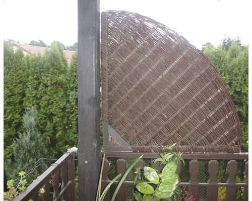 Polkruhová zástena z vŕby na balkón.