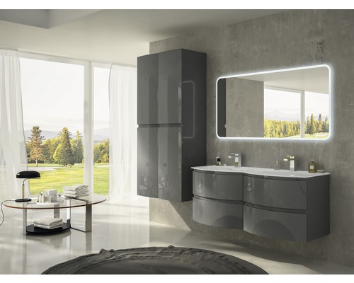 Moderná kúpeľňa s umývadlom, zrkadlovou skriňou a vysokou skriňou v lesklej šedej farbe