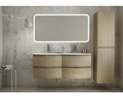 Kúpeľňa s umývadlovou skrinkou, osvetleným zrkadlom a vysokou skriňou