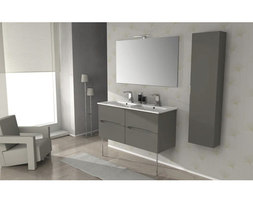 Moderná kúpeľňa s dvojitým umývadlom, zrkadlom a vysokou skriňou