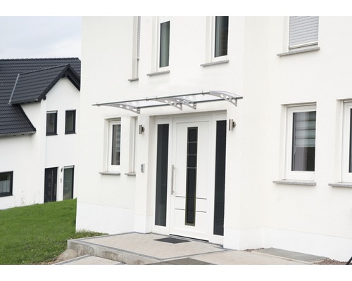 Fasáda domu so vchodovými dverami a strieškou