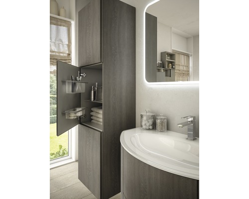 Moderná kúpeľňa s umývadlom a otvorenou kúpeľňovou skrinkou na uloženie kúpeľňových potrieb