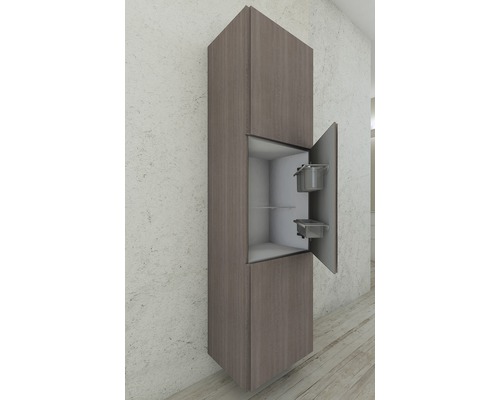 Vysoká skriňa s otvorenými dverami a vnútorným vybavením