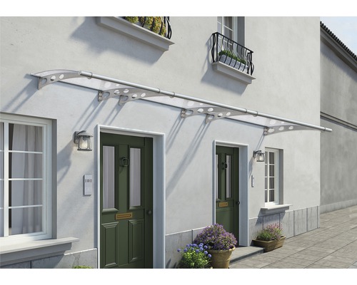 Plastová strieška nad dvoma vchodovými dverami