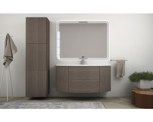 Kúpeľňa s umývadlovou skrinkou, zrkadlovou skrinkou a vysokou skrinkou