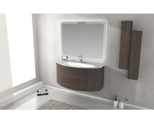 Kúpeľňa s umývadlom, zrkadlom, závesnými skrinkami a váhou