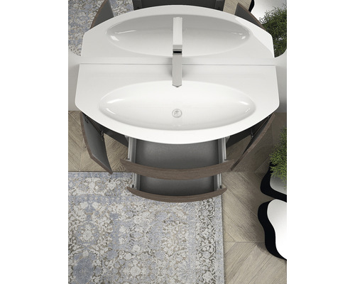 Pohľad zhora na kúpeľňu s umývadlovou skrinkou, otvorenou zásuvkou, dvierkami a batériou