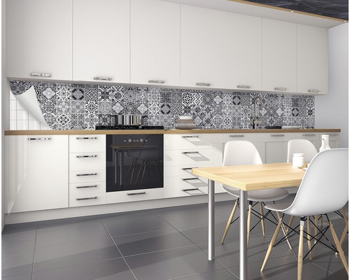 Kuchyňa s mozaikovou fóliou ako ochranou proti striekajúcej vode a jedálenským stolom