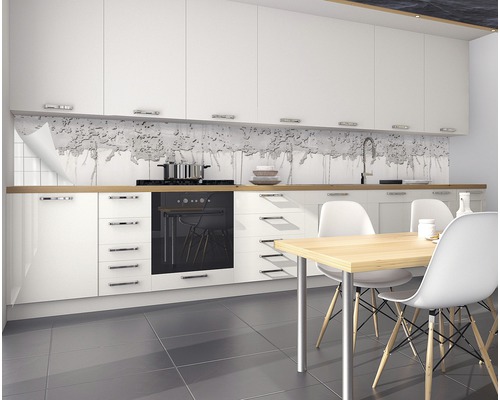 Moderná kuchyňa s bielymi skrinkami, jedálenským stolom a zástenou