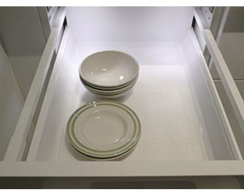 Taniere a misky v zásuvke