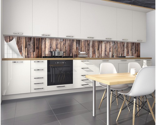 Kuchynská zástena so vzhľadom dreva v modernej kuchyni