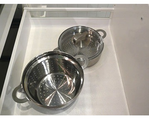 Nerezové sitko a hrniec vo výsuvnom šuplíku