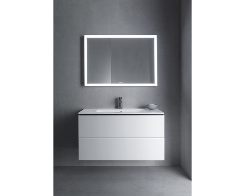 Kúpeľňa s umývadlovou skrinkou, umývadlom a osvetleným zrkadlom